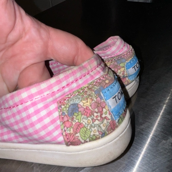 Toms little girls size 1.5 pink plaid with floral heel - Picture 7 of 9